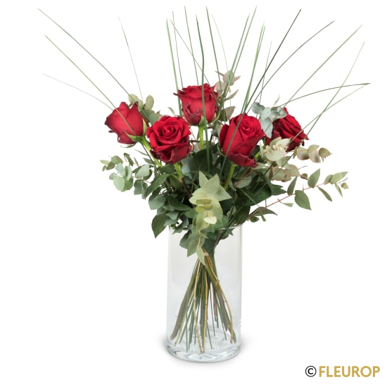 5 rote Rosen mit Grün