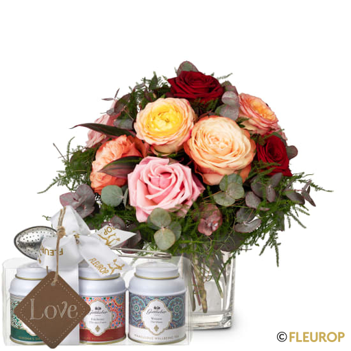 Romantic Roses mit Gottlieber Tee Geschenk-Set und «Love»-Anhänger